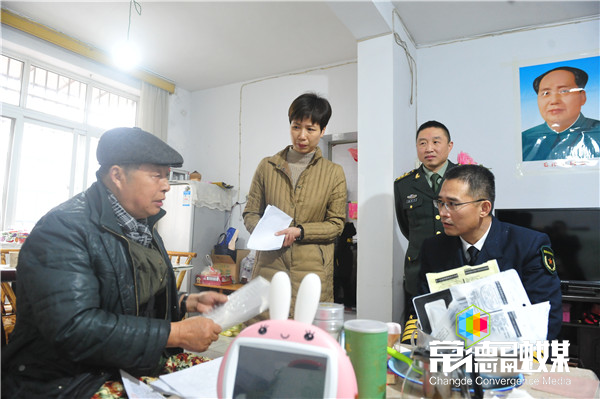 市領(lǐng)導(dǎo)慰問社區(qū)困難群眾