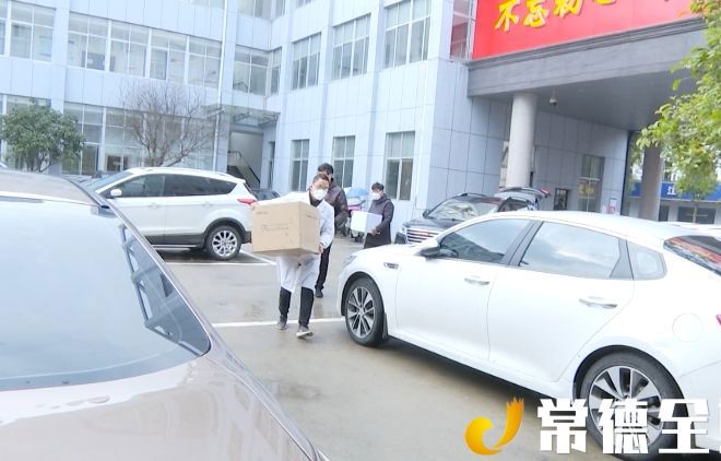 務(wù)工企業(yè)倒閉，1.5萬只口罩充抵工資，他全捐了