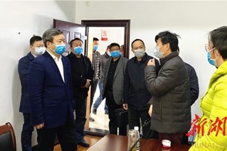 曹立軍慰問堅(jiān)守一線的湖南日報(bào)社常德分社記者