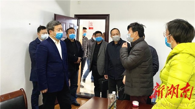 曹立軍慰問堅守一線的湖南日報社常德分社記者