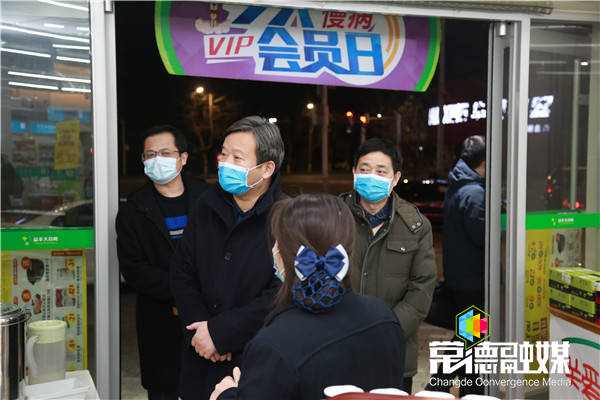 曹立軍夜訪社區(qū)疫情防控工作