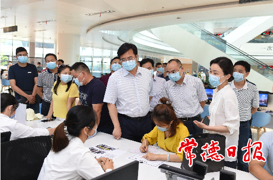 鄒文輝調(diào)研智慧城市建設(shè)和政務(wù)服務(wù)工作時要求：立足服務(wù)市民、賦能市場，努力打造全國一流城市大腦