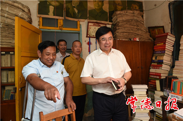 鄒文輝走訪慰問全國模范退役軍人田工