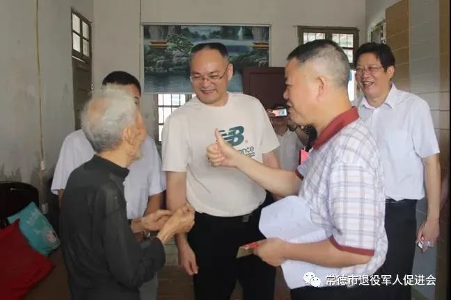 市退役軍人促進(jìn)會慰問烈士家屬和退役老兵