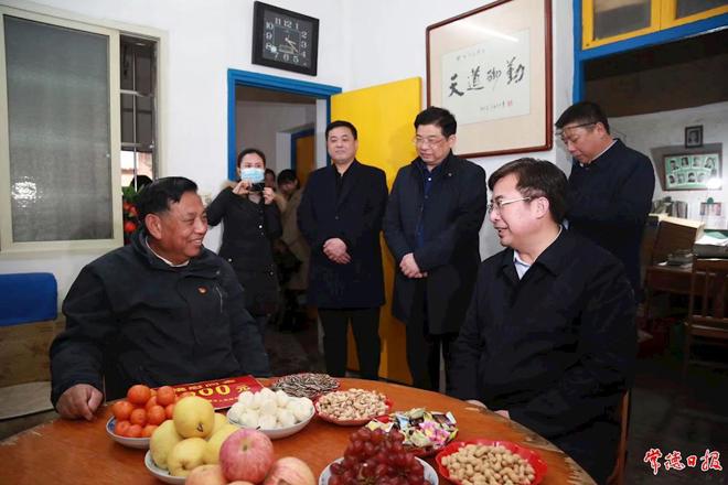 鄒文輝開(kāi)展春節(jié)前走訪慰問(wèn)活動(dòng) 把黨的關(guān)懷送到群眾心頭