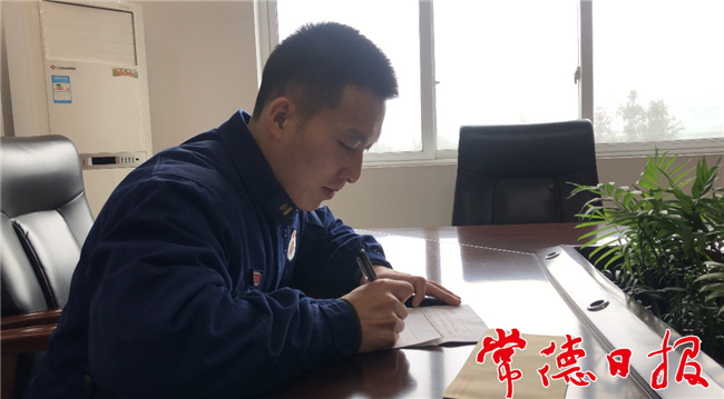 譚曉英正在給妻子寫信_(tái)1613016674202.jpg 譚曉英正在給妻子寫信_(tái)1613016674202.jpg