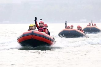 柳葉湖水域救援突擊隊進(jìn)行水上救援演練