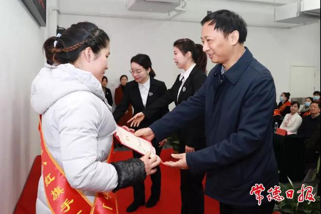 市領(lǐng)導(dǎo)考察指導(dǎo)婦女兒童工作 為全市優(yōu)秀女性代表授獎(jiǎng)