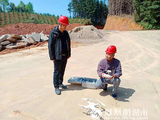 工作人員正在現場調試無人機