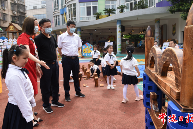 市領(lǐng)導(dǎo)進幼兒園為兒童送節(jié)日祝福