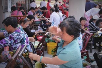 武陵區(qū)長庚街道聚寶社區(qū)組織包粽子活動