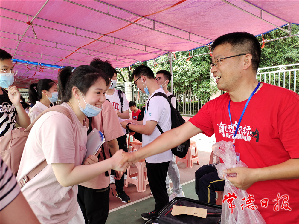 6月7日下午，數(shù)學(xué)考試之前，芷蘭實驗學(xué)校的同學(xué)們爭相與數(shù)學(xué)老師握手 (3).jpg