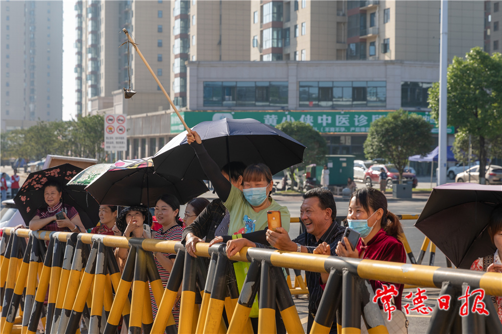 桃源一中的大門口，考生家長高高舉著粽子，喻意高中。周桂成 攝.jpg
