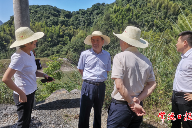 市領(lǐng)導(dǎo)調(diào)研麻納口村鄉(xiāng)村振興工作時(shí)強(qiáng)調(diào)：確保在規(guī)定時(shí)間內(nèi)將鄉(xiāng)村振興任務(wù)全面完成