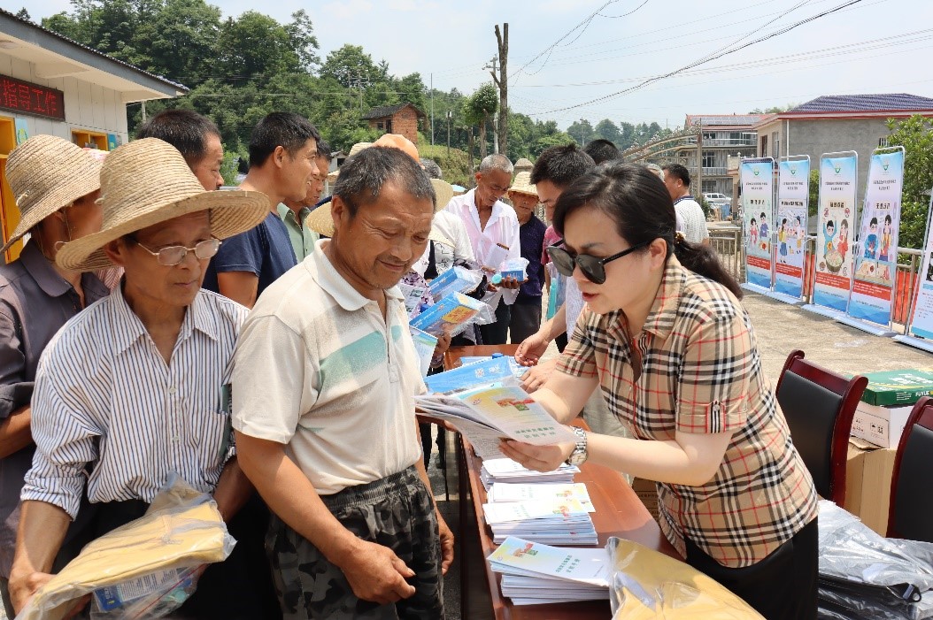 常德市疾控中心主任劉鳳姣（右一）對村民進行食品安全科普宣傳。.jpg