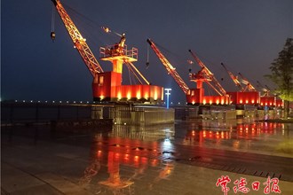 老碼頭風(fēng)光帶雨后夜色
