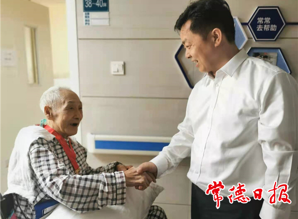 市領(lǐng)導(dǎo)“七一”前夕慰問(wèn)老黨員