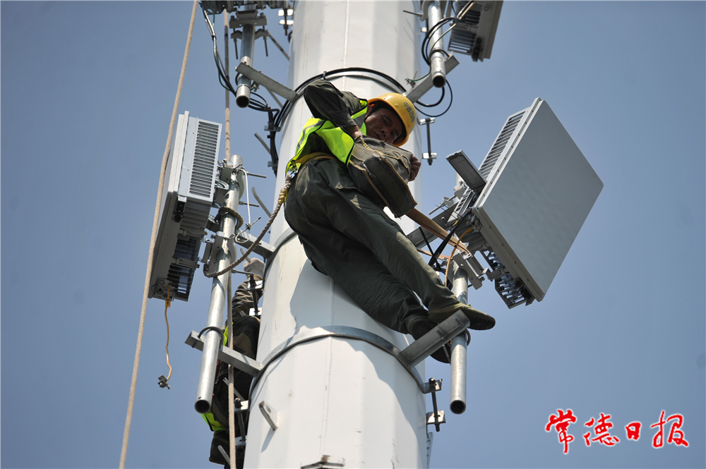 通訊基站維護(hù)工人.jpg