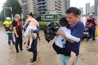 常德藍(lán)天救援隊(duì)在鄭州一小區(qū)協(xié)助轉(zhuǎn)移群眾和運(yùn)送物資