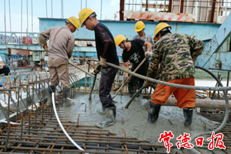 烈日炎炎施工忙　張公廟澧水特大橋建設(shè)正酣