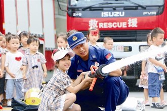 津市市：津世華龍幼兒園走進(jìn)消防站