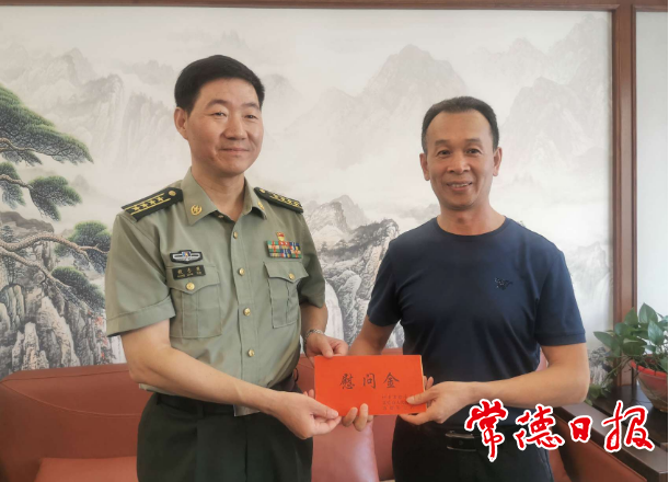 常德軍分區(qū)領(lǐng)導(dǎo)慰問退役軍人