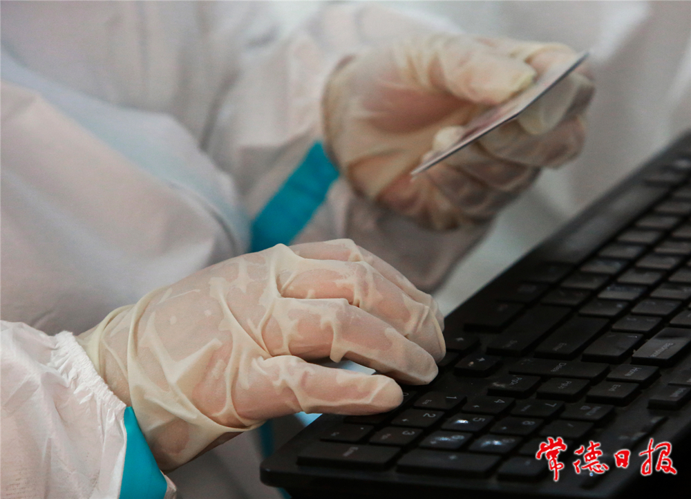 07：8月3日，荷花社區(qū)核酸采集點(diǎn)，醫(yī)護(hù)人員汗水浸濕了手套。  李龍 攝_副本.jpg