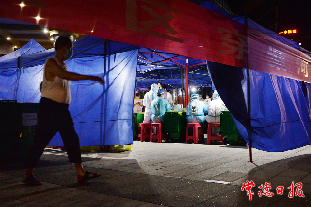 05：忙碌的核酸采樣點(diǎn)。徐珊珊 攝_副本.jpg