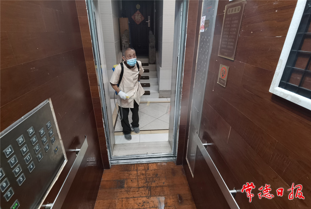 15：8月2日，市城區(qū)柳葉大道紫緣路附近某小區(qū)，保潔人員在對(duì)電梯間進(jìn)行消殺作業(yè)。  李龍 攝_副本.jpg