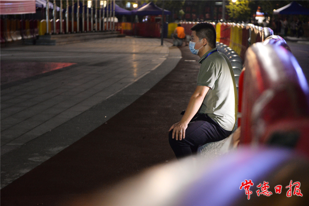 11：8月1日晚，在武陵區(qū)穿紫河街道核酸采樣點(diǎn)值守的工作者。徐珊珊 攝_副本.jpg