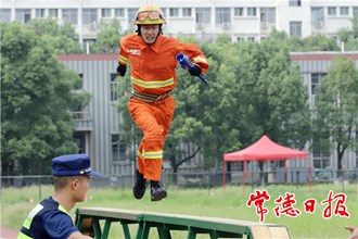 “秋老虎”里常德消防練兵忙