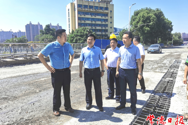 市領(lǐng)導(dǎo)調(diào)研時(shí)指出 加快工程進(jìn)度 緩解交通壓力