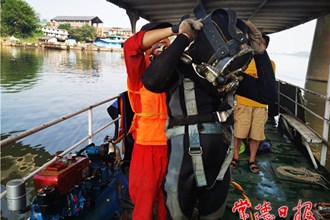 德山大橋“體檢” 蛙人潛水把脈橋墩