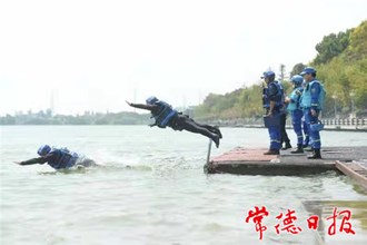 藍(lán)天救援隊(duì)在柳葉湖選“武教頭”