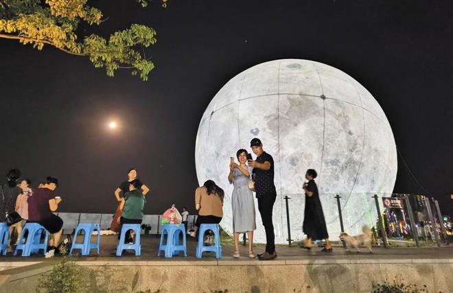 柳葉湖畔嫦娥舞 超級月亮慶“雙節(jié)”