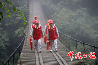 石門(mén)“電騾子”中秋前夕送“愛(ài)”忙