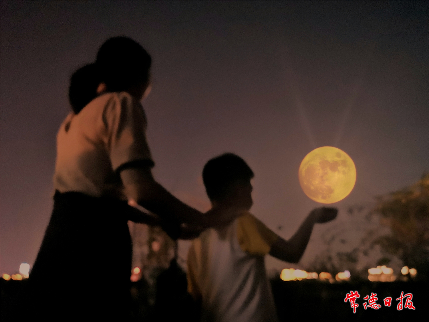 sj蔣世元-托起中秋月-1.jpg