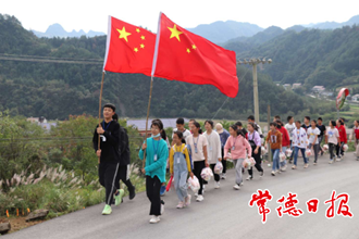 石門縣太平鎮(zhèn)芙蓉學(xué)校師生敬老院里獻(xiàn)愛心