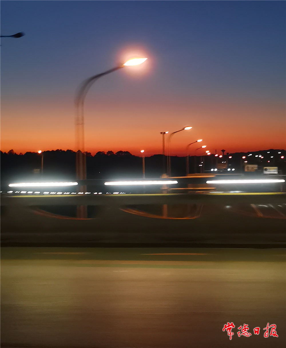 《晨光》 覃靖茹.jpg