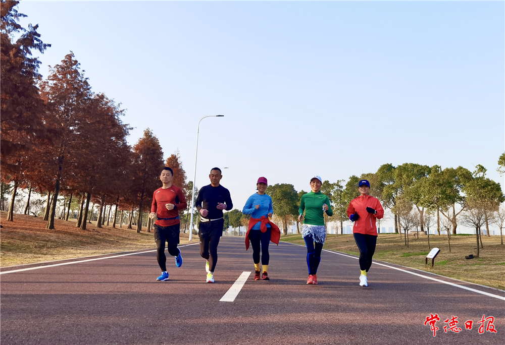 sj柳葉湖健身人 劉艷芬攝.jpg