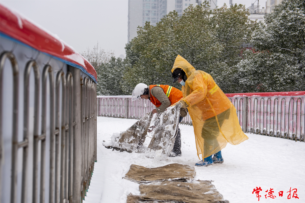 周愛田 天橋上鋪就安全道_副本.jpg