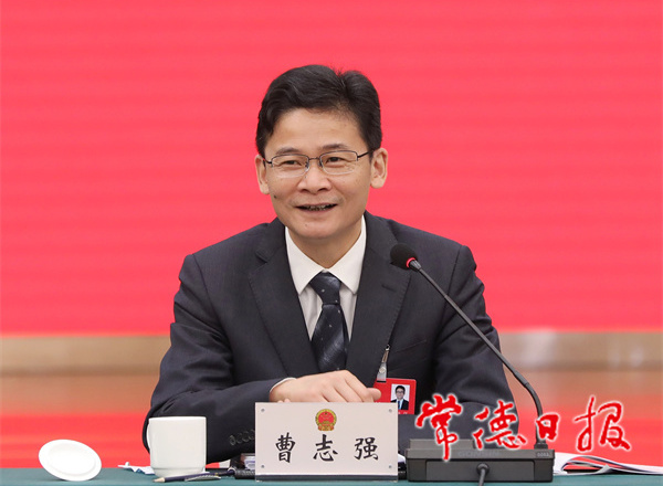 曹志強(qiáng)參加代表團(tuán)分團(tuán)審議