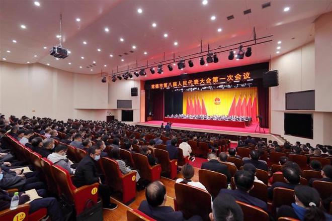 市八屆人大一次會議勝利閉幕