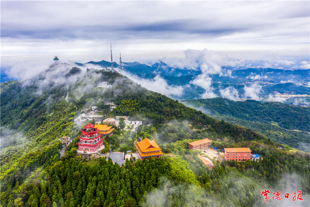 霧漫太陽山  周愛田 攝.jpg