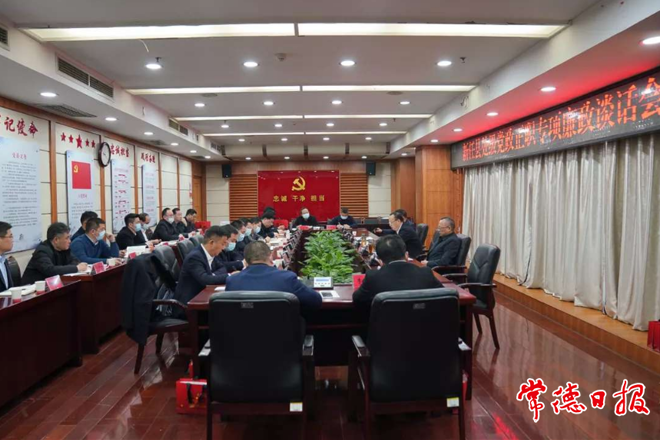 市領(lǐng)導(dǎo)為新任縣處級黨政“一把手”贈送廉政大禮包