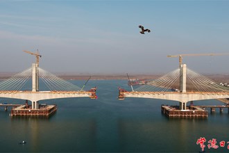 【社會(huì)】航拍常益長(zhǎng)高鐵沅江特大橋建設(shè)現(xiàn)場(chǎng)，無(wú)人機(jī)與老鷹偶遇