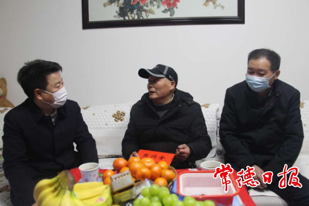 市領(lǐng)導(dǎo)節(jié)前慰問我市部分軍轉(zhuǎn)干部