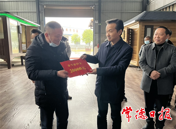 市領(lǐng)導(dǎo)看望慰問困難殘疾人家庭和集中安置殘疾人就業(yè)單位