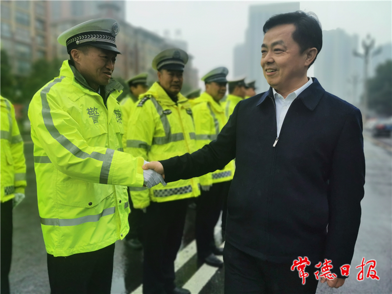 劉國龍節(jié)前慰問1_1643286812902.jpg 劉國龍節(jié)前慰問1_1643286812902.jpg