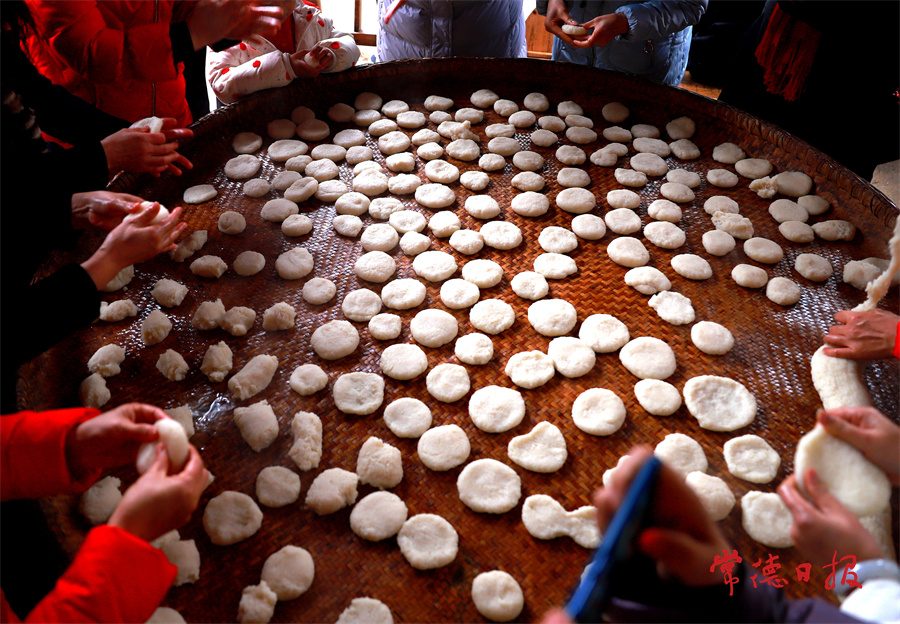 1月18日，太陽山某山莊內(nèi)，一群游客在做糍粑。魯紅英.jpg